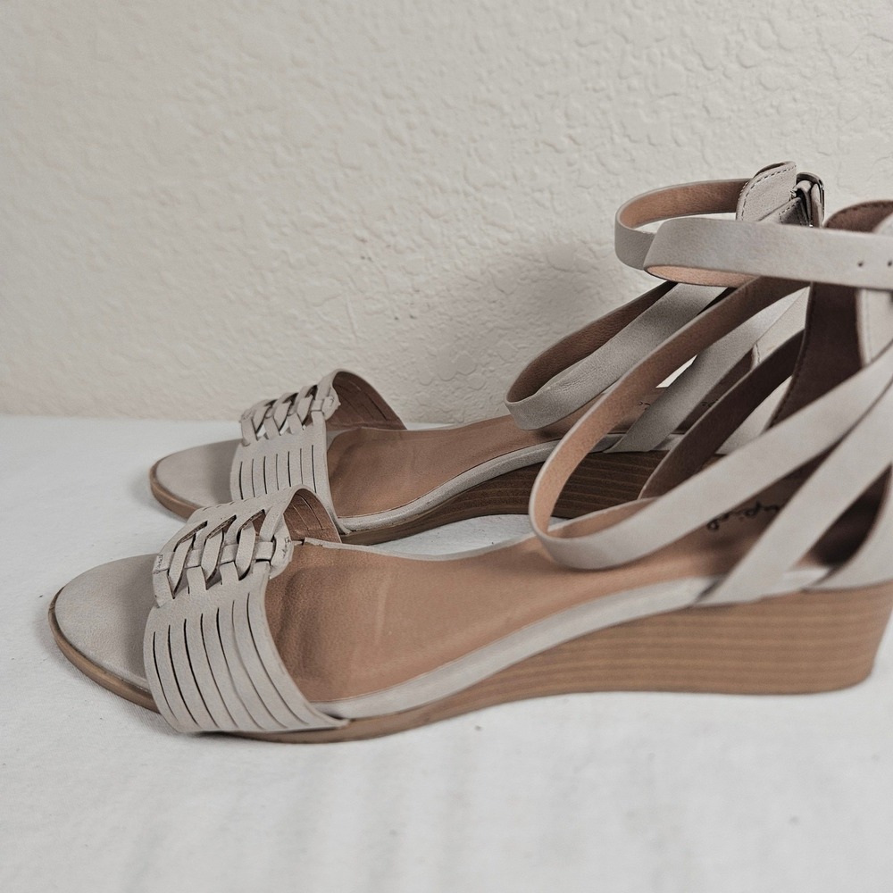 Qupid Womens Strappy Ankle Buckle Wedge Sandals Taupe Gray Woven Open Toe Size 9